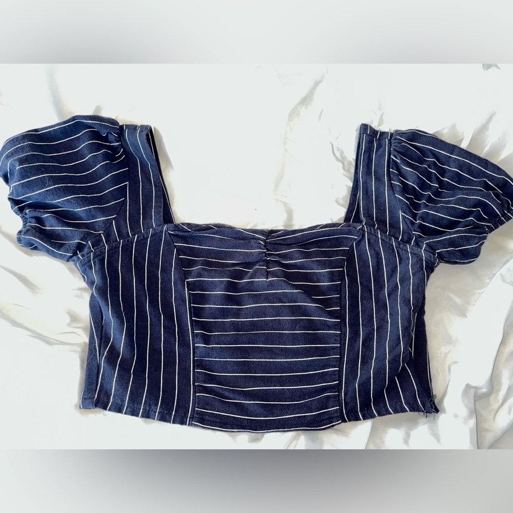 Summery crop top with puffed sleeves and ruched back